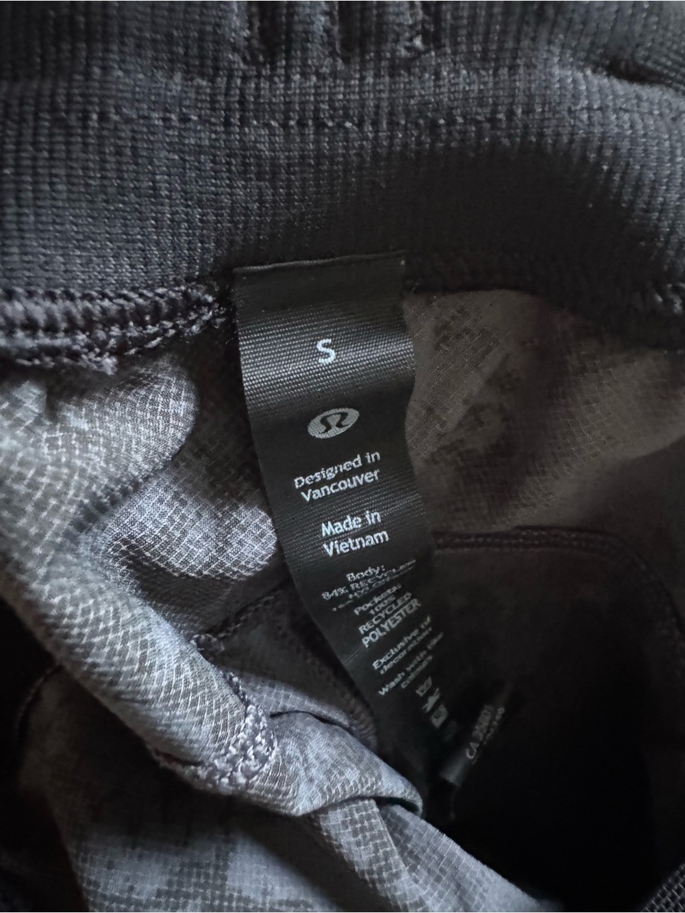 Lululemon Men's Black Gray Athletic Shorts - Picture 4 of 4